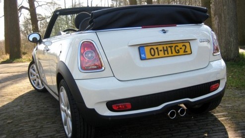 Mini heeft het geduld van vele Minirijders (in spe) op de proef gesteld. Drie jaar na de introductie van de nieuwe Mini is het de beurt aan de nieuwe Cabrio. Zijn komst is geen grote verrassing, maar