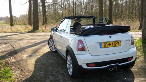 Mini heeft het geduld van vele Minirijders (in spe) op de proef gesteld. Drie jaar na de introductie van de nieuwe Mini is het de beurt aan de nieuwe Cabrio. Zijn komst is geen grote verrassing, maar