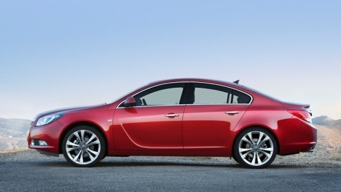Bij Opel gaat een pak van hun hart. De Insignia slaat aan. Zelfs in die mate dat de productie is opgeschroefd. Het orderboekje heeft het aantal van 100.000 exemplaren al overschreden. De dynamische lo