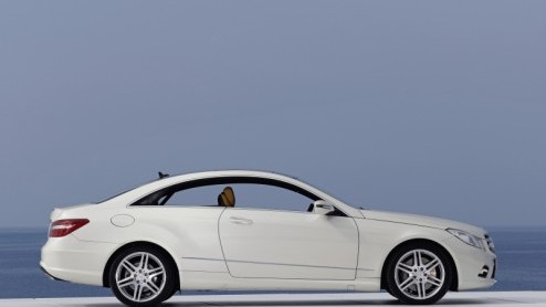 De introductie van de Mercedes E-klasse Coup vond plaats in het prachtige Toscaanse landschap. Niet zonder reden overigens. Bij Mercedes zien ze de nieuwe CLK namelijk als een Italiaanse schone. En