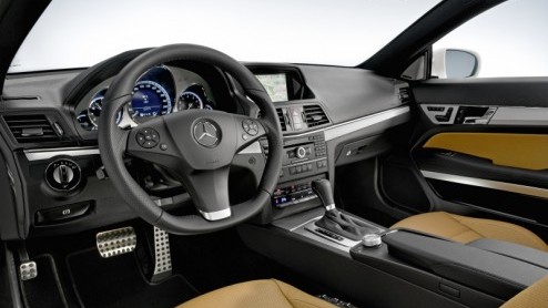 De introductie van de Mercedes E-klasse Coup vond plaats in het prachtige Toscaanse landschap. Niet zonder reden overigens. Bij Mercedes zien ze de nieuwe CLK namelijk als een Italiaanse schone. En