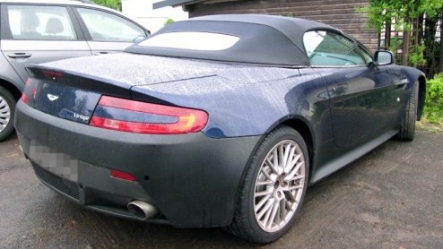 Liefhebbers van de Aston Martin V12 Vantage weten het, er is nog een Volante op komst. Het prototype met stoffen kap met de toevoeging Road Sport rijdt al incognito zijn testrondes.