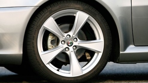 Bijna iedere automobilist die van een sportievere rijstijl houdt heeft het wel eens meegemaakt: in een snelle bocht kan een voorwielaangedreven auto zijn vermogen moeilijk kwijt en slipt er een wiel d