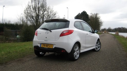 Een hot hatch is het nog niet, maar de Mazda2 1.5 GT-M is achter het stuur bijzonder vermakelijk. Zijn sportieve uitmonstering en pittige krachtbron komen goed tot hun recht, wel is de 2 net even kr