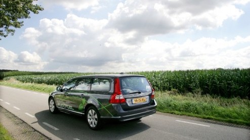 Volvo heeft de 2.5 liter turbomotor uit de V70 en S80 opgewaardeerd. De vijfcilinder, die door zijn FlexiFuel badge ook op bio-ethanol aan het werk kan, levert met 231 pk nu meer vermogen maar vraagt