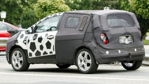 Chevrolet is druk doende een nieuwe Aveo te ontwikkelen. Eerder werd al een prototype gespot in de sneeuw, nu werden de grenzen verlegd naar de Nordschleife. Nog steeds zien we een hevig gecamoufleerd