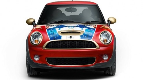 Mini bestaat 50 jaar en dat moet natuurlijk passend gevierd worden. Op het Silverstone circuit wordt op 22 mei een bijzonder verfraaid exemplaar overhandigd aan de vrouw van ex-Beatle gitarist George 