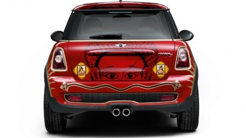 Mini bestaat 50 jaar en dat moet natuurlijk passend gevierd worden. Op het Silverstone circuit wordt op 22 mei een bijzonder verfraaid exemplaar overhandigd aan de vrouw van ex-Beatle gitarist George 