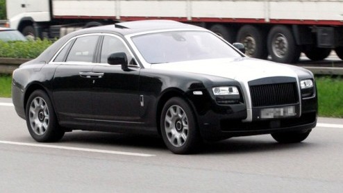Tsja, waarom zou je nog moeite doen om de nieuwe Rolls-Royce Ghost incognito door het verkeer te laten sluizen? Dat gaat nooit lukken! Duidelijk wordt dat het productiemodel vrijwel identiek is aan de