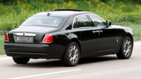 Tsja, waarom zou je nog moeite doen om de nieuwe Rolls-Royce Ghost incognito door het verkeer te laten sluizen? Dat gaat nooit lukken! Duidelijk wordt dat het productiemodel vrijwel identiek is aan de