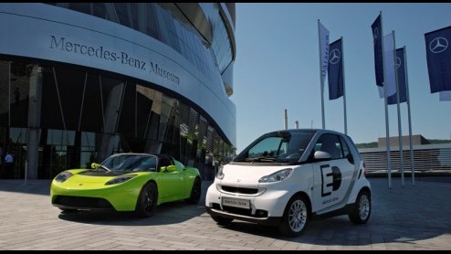 Het Daimler concern heeft een belang van bijna 10 procent genomen in Tesla Motors, bekend als producent van elektrische sportauto�s voor Noord-Amerika en Europa. Zodoende komen de spaarzame smart elec