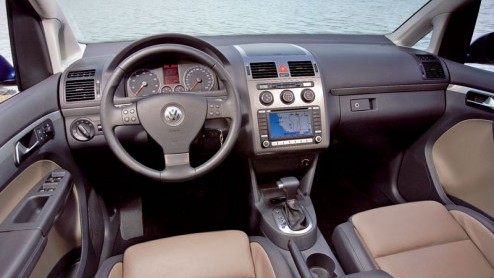 Autos krijgen tegenwoordig al na een jaar of drie een opknapbeurt, doorgaans facelift genoemd. De Volkswagen Touran was daarvoor aan de beurt en Europas grootste autobouwer heeft er niet mr aan