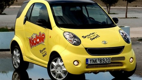 Je zou denken dat wanneer een smart-kloon op de markt komt in diverse landen, het model een halt wordt toegeroepen door een rechter. Het moederconcern van smart, Daimler, was namelijk not amused. Een