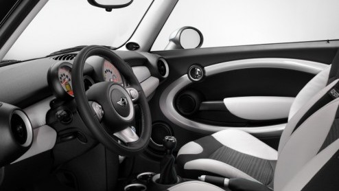 Mini bestaat vijftig jaar en dat moet natuurlijk uitgebreid gevierd worden. Het merk trakteert op twee speciale modellen die precies een jaar op de markt verkrijgbaar zullen zijn; de de MINI 50 Mayfai