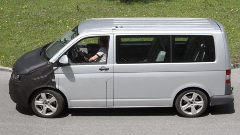 Het schoolvoorbeeld van aannemersvervoer, postbezorging en andere bedrijfsmatig gebruik is de Volkswagen Transporter. Deze T5 - als personenuitvoering bekend onder de naam Multivan - loopt mee sinds
