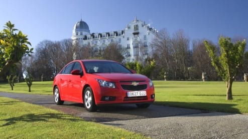 De Chevrolet Cruze heeft deze week zijn komst bijzonder kenbaar gemaakt. Deze nieuwe compacte middenklasser was namelijk onderdeel van een cruise door de Amsterdamse grachten. Het ponton door de grach