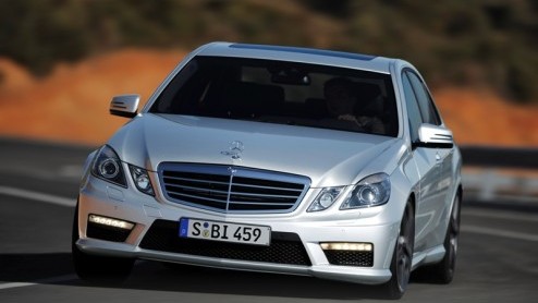 Hoera! Wie 145.901 euro te besteden heeft kan dit vol trots bij de Mercedes-dealer uitgeven. De nieuwe Mercedes-Benz E 63 AMG is namelijk met onmiddellijke ingang te bestellen. Voor dat geld krijg je