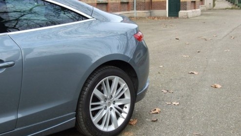 Wat krijgen we nou? Heb jij een Aston Martin voor de deur staan, vraagt een vriend die me s avonds na een potje tennissen thuis brengt. Nee, antwoord ik, het is een Renault. Een Renault? Jawel, e