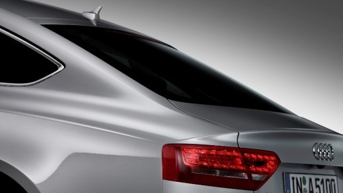 Audi heeft vaart achter te uitbreiding van het modelgamma, vandaag onthult het merk de A5 Sportback, echter nog niet in vol ornaat. Deze sportieve smaakmaker is een vijfdeurscoupe en komt wel al in he
