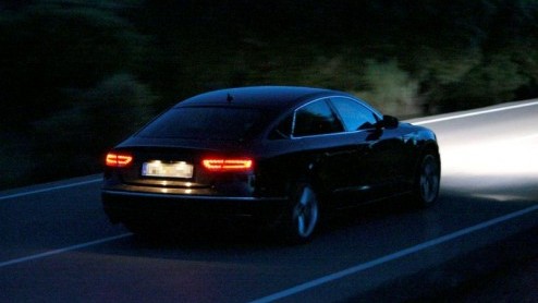 Audi heeft vaart achter te uitbreiding van het modelgamma, vandaag onthult het merk de A5 Sportback, echter nog niet in vol ornaat. Deze sportieve smaakmaker is een vijfdeurscoupe en komt wel al in he