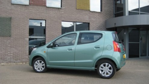 In het sfeervolle Rome maakten we kennis met de nieuwe Suzuki Alto automaat. Nu de rentree van deze stads-Japanner in ons land is gemaakt nemen we een handgeschakeld exemplaar mee voor een gevarieerde