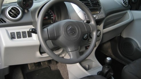 In het sfeervolle Rome maakten we kennis met de nieuwe Suzuki Alto automaat. Nu de rentree van deze stads-Japanner in ons land is gemaakt nemen we een handgeschakeld exemplaar mee voor een gevarieerde