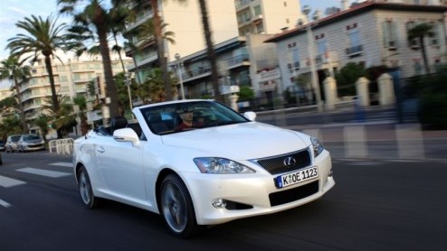 De komst van de Lexus IS 250 C is nabij. Lexus heeft deze IS op diverse punten aangepast om als waardige en comfortabele tweedeurs cabriolet door het leven te gaan. Vanaf deze zomer start de levering,