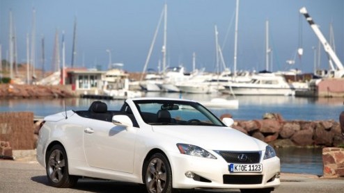 De komst van de Lexus IS 250 C is nabij. Lexus heeft deze IS op diverse punten aangepast om als waardige en comfortabele tweedeurs cabriolet door het leven te gaan. Vanaf deze zomer start de levering,