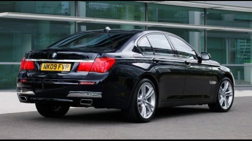 Eerder berichtten we over een extra sportief uitgedoste BMW 7-serie. BMW gaat echter niet zo ver deze naar een M7 om te toveren, wel verdient deze limousine het preditkaat M Sport, gezien zijn uitstra