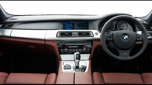 Eerder berichtten we over een extra sportief uitgedoste BMW 7-serie. BMW gaat echter niet zo ver deze naar een M7 om te toveren, wel verdient deze limousine het preditkaat M Sport, gezien zijn uitstra