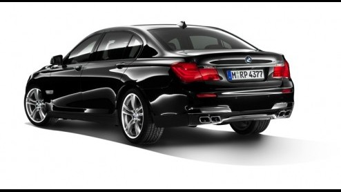 BMW heeft de komst van het M Sport pakket voor de BMW 7-serie bevestigd. Tegelijkertijd krijgt de eveneens onlangs aangekondigde nieuwe zescilinder dieselmotor de naam 740d in het vlaggenschip. Ook vi