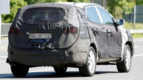 Met het verlagen van de Tuscon-prijzen nadert het afscheid van de in 2004 gentroduceerde midi-SUV. Maar, geen nood, de Koreanen hebben dit jaar nog een veelbelovende opvolger in de planning. Het is d