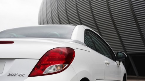 Het is nu officieel: de Peugeot 207 is vernieuwd. Met nieuwe troeven als een frisse neus, schonere motoren en een schakelindicator, een speciale ecoversie en opgewaardeerde uitrusting kan de populaire