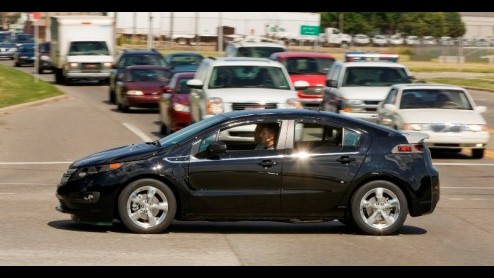 De ontwikkeling van de innovatieve Chevrolet Volt loopt voorspoedig. Zodanig dat het team vr ligt op schema. Inmiddels rijden de eerste preproductie rond voor elektrische testkilometers, voorafgaand