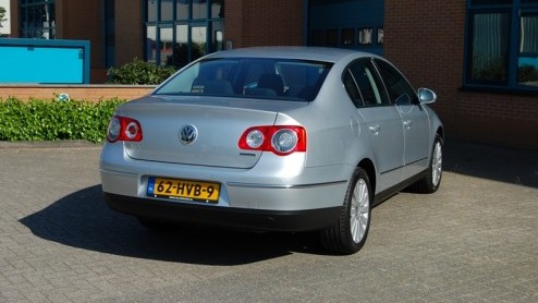 Een zilvergrijze Volkswagen Passat is zo zakelijk verantwoord als het maar kan. Maar, de Passat in deze test is nt even anders. Het is er namelijk n met 20% bijtelling en een A-label. Hoe dat kan?