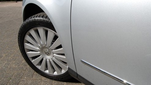Een zilvergrijze Volkswagen Passat is zo zakelijk verantwoord als het maar kan. Maar, de Passat in deze test is nt even anders. Het is er namelijk n met 20% bijtelling en een A-label. Hoe dat kan?