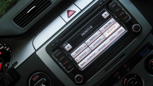 Een zilvergrijze Volkswagen Passat is zo zakelijk verantwoord als het maar kan. Maar, de Passat in deze test is nt even anders. Het is er namelijk n met 20% bijtelling en een A-label. Hoe dat kan?