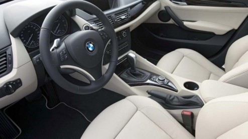 Het is afgelopen met teasers en spionagebeelden, dit zijn officile beelden van de BMW X1 in vol ornaat! De nieuwste en tevens kleinste uitbreiding van de X-familie van BMW wordt in september te Frank