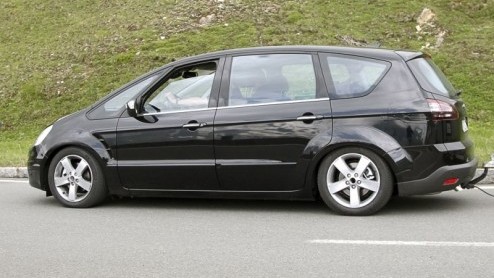 De S-MAX van Ford speelt sinds 2006 in op de sportief rijdende huisvader die zijn kroost blits van A naar B wilt brengen. Het was destijds de eerste Ford getekend volgens de dynamische Kinetic Design-