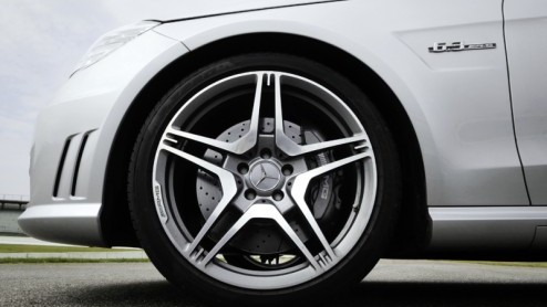 Waar deze titel op slaat? Op het fantastische geluid dat de dikke V8 in de nieuwe Mercedes E63 AMG ten gehore brengt. Echt waanzinnig! Bovendien beschikt deze rappe jongen ook over alle snufjes die ze