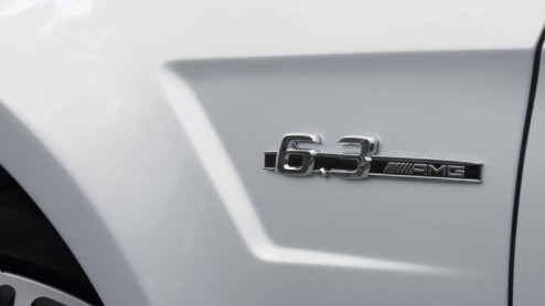 Waar deze titel op slaat? Op het fantastische geluid dat de dikke V8 in de nieuwe Mercedes E63 AMG ten gehore brengt. Echt waanzinnig! Bovendien beschikt deze rappe jongen ook over alle snufjes die ze