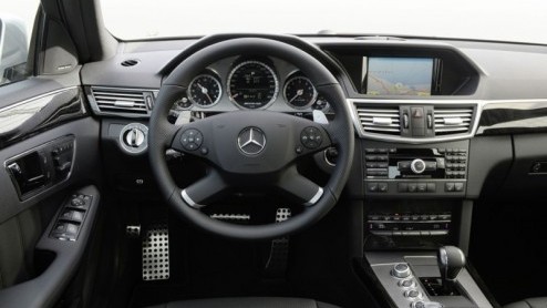 Waar deze titel op slaat? Op het fantastische geluid dat de dikke V8 in de nieuwe Mercedes E63 AMG ten gehore brengt. Echt waanzinnig! Bovendien beschikt deze rappe jongen ook over alle snufjes die ze