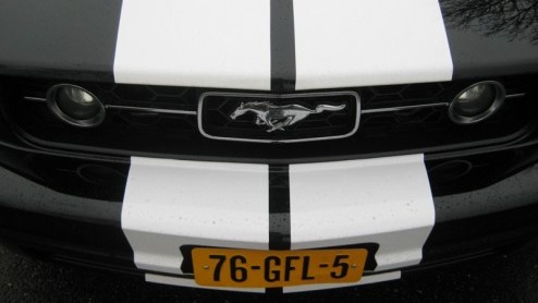 Even heel wat anders. Dat gevoel bekruipt ons wanneer we plaatsnemen in de oer-Amerikaanse Ford Mustang. Pioneer heeft er zelf een aantal aangeschaft voor promotiedoeleinden, uiteraard verrijkt met na