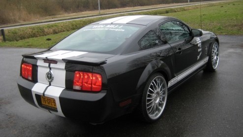 Even heel wat anders. Dat gevoel bekruipt ons wanneer we plaatsnemen in de oer-Amerikaanse Ford Mustang. Pioneer heeft er zelf een aantal aangeschaft voor promotiedoeleinden, uiteraard verrijkt met na