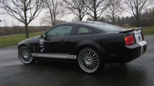 Even heel wat anders. Dat gevoel bekruipt ons wanneer we plaatsnemen in de oer-Amerikaanse Ford Mustang. Pioneer heeft er zelf een aantal aangeschaft voor promotiedoeleinden, uiteraard verrijkt met na