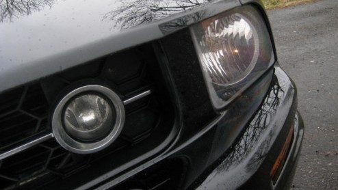 Even heel wat anders. Dat gevoel bekruipt ons wanneer we plaatsnemen in de oer-Amerikaanse Ford Mustang. Pioneer heeft er zelf een aantal aangeschaft voor promotiedoeleinden, uiteraard verrijkt met na