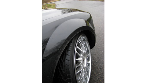 Even heel wat anders. Dat gevoel bekruipt ons wanneer we plaatsnemen in de oer-Amerikaanse Ford Mustang. Pioneer heeft er zelf een aantal aangeschaft voor promotiedoeleinden, uiteraard verrijkt met na