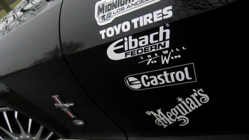 Even heel wat anders. Dat gevoel bekruipt ons wanneer we plaatsnemen in de oer-Amerikaanse Ford Mustang. Pioneer heeft er zelf een aantal aangeschaft voor promotiedoeleinden, uiteraard verrijkt met na