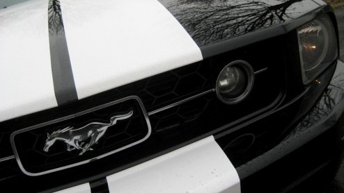 Even heel wat anders. Dat gevoel bekruipt ons wanneer we plaatsnemen in de oer-Amerikaanse Ford Mustang. Pioneer heeft er zelf een aantal aangeschaft voor promotiedoeleinden, uiteraard verrijkt met na