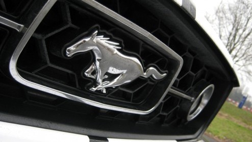 Even heel wat anders. Dat gevoel bekruipt ons wanneer we plaatsnemen in de oer-Amerikaanse Ford Mustang. Pioneer heeft er zelf een aantal aangeschaft voor promotiedoeleinden, uiteraard verrijkt met na